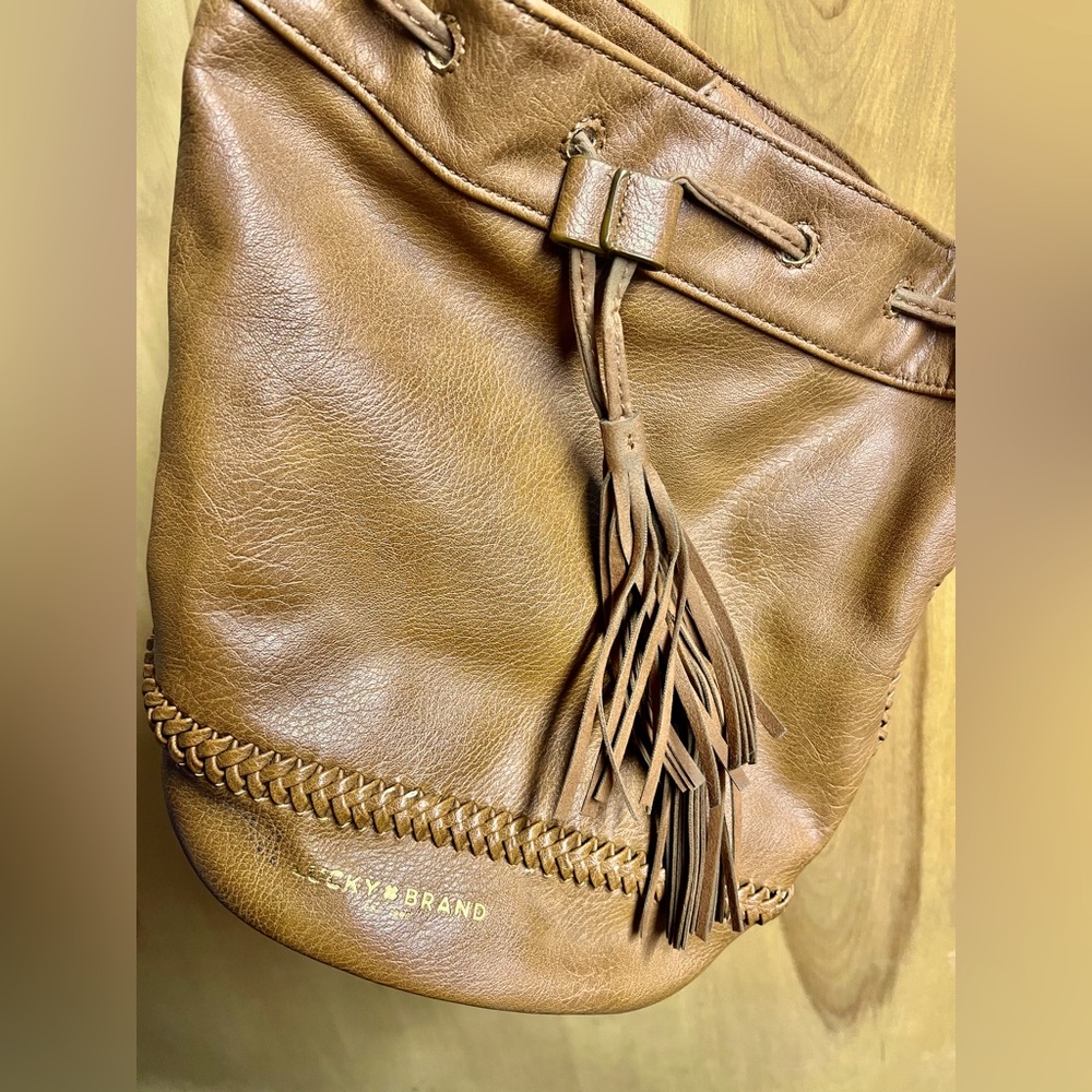 Lucky Brand 🍀 bucket satchel- Great condition!